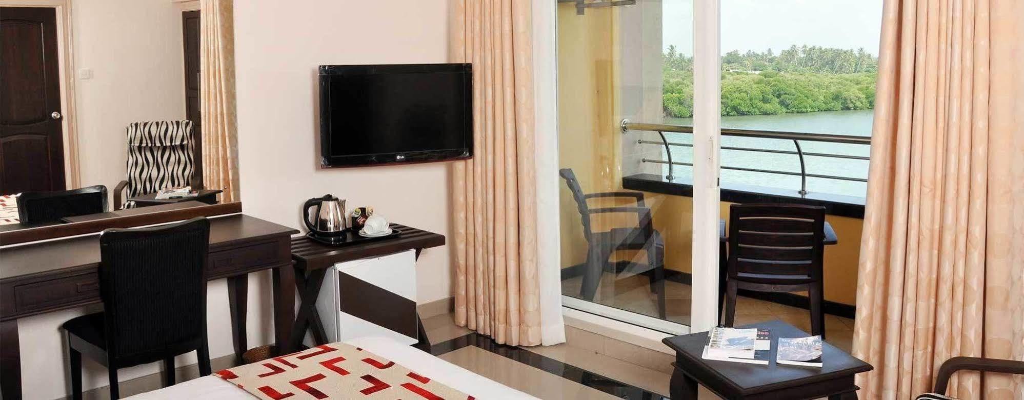Oyo 317 Choy'S Waterfront Residence เนกอมโบ ภายนอก รูปภาพ