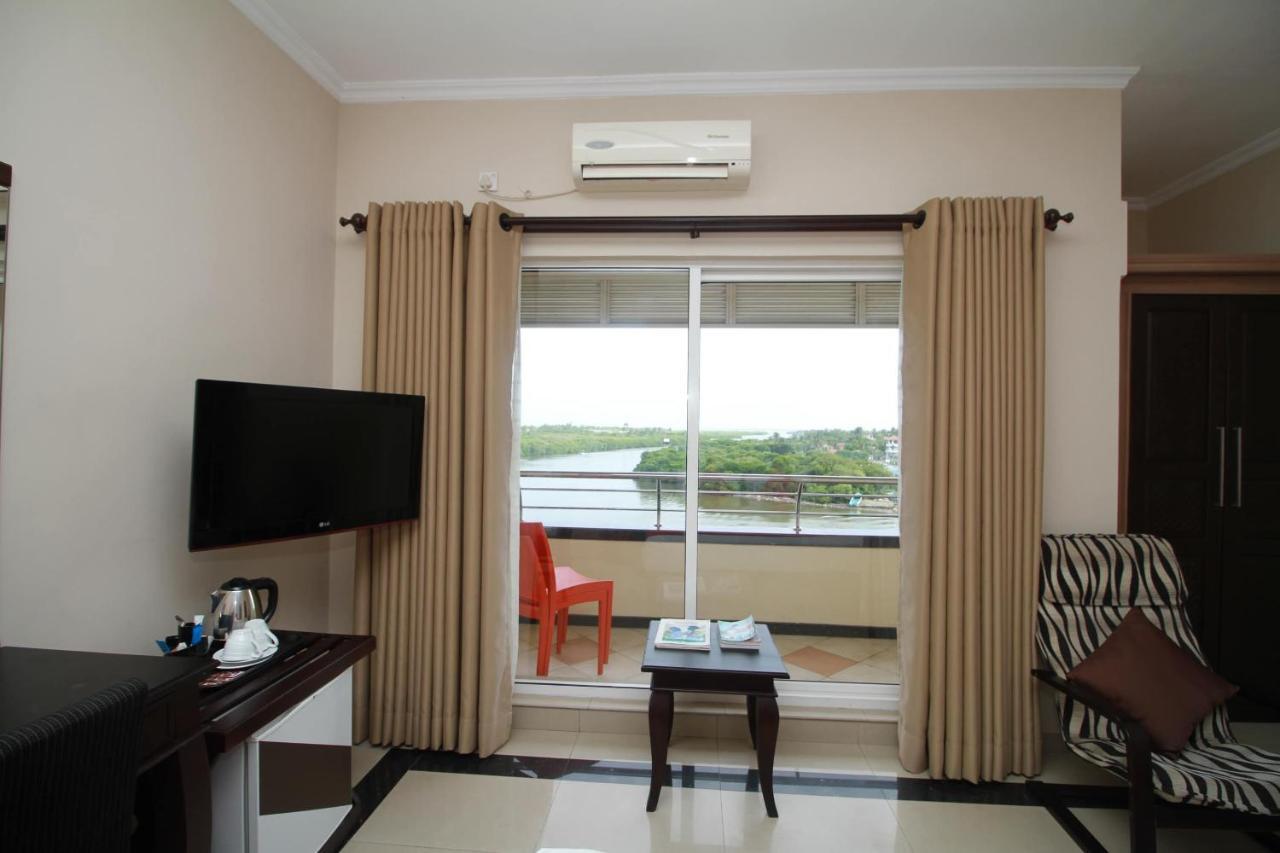 Oyo 317 Choy'S Waterfront Residence เนกอมโบ ภายนอก รูปภาพ