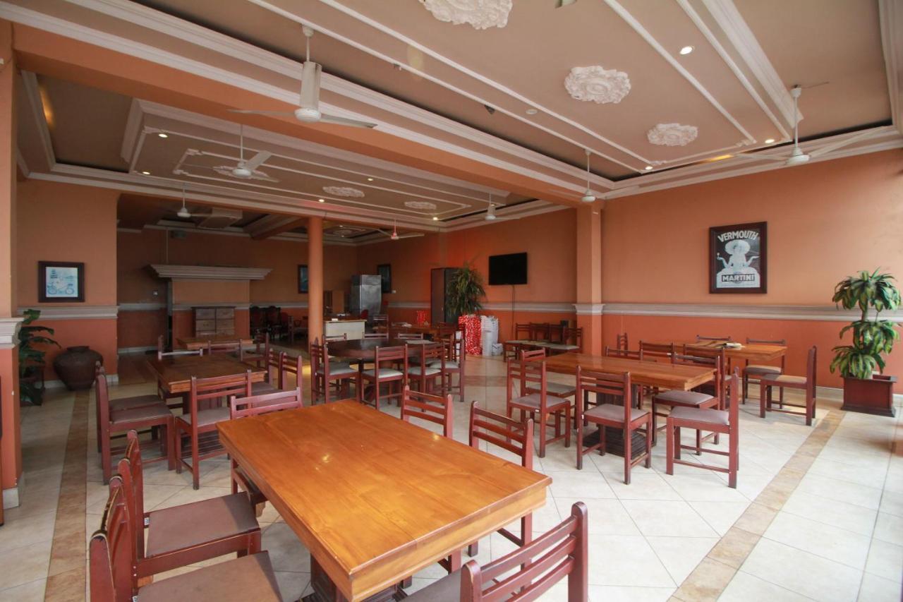 Oyo 317 Choy'S Waterfront Residence เนกอมโบ ภายนอก รูปภาพ